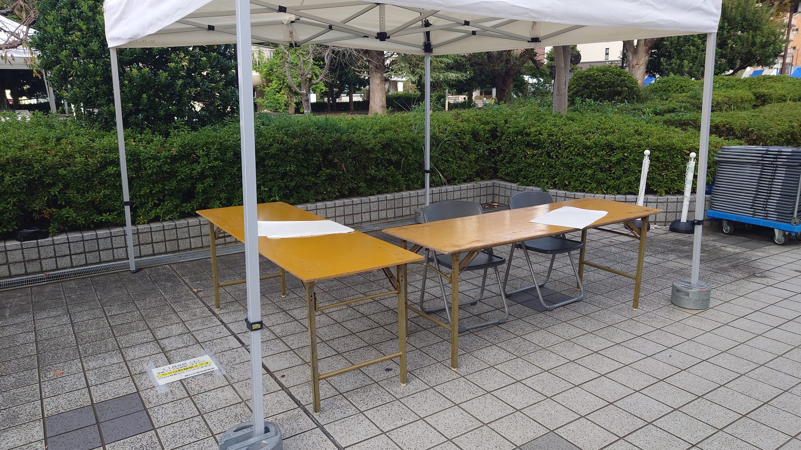 おすすめしているテーブルレイアウト3m×3mのテント内でL字に配置